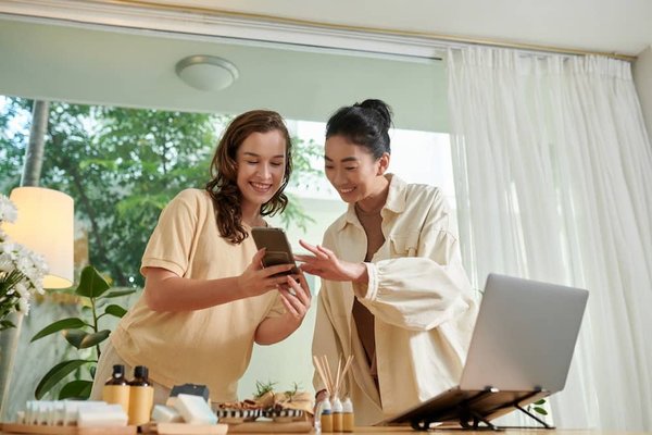 Comment les petites entreprises peuvent-elles intégrer le feedback des clients dans l'élaboration de leurs politiques de durabilité?